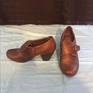 Brown Heeled Boots with Chunky Heel and Strap